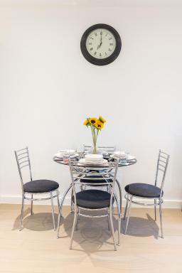 Cosy 1 Bed Apartment in Centre of St Albans - Free Parking - 5 min walk to St Albans city centre & Railway station - Big Savings on Longer Stays!! - Housity