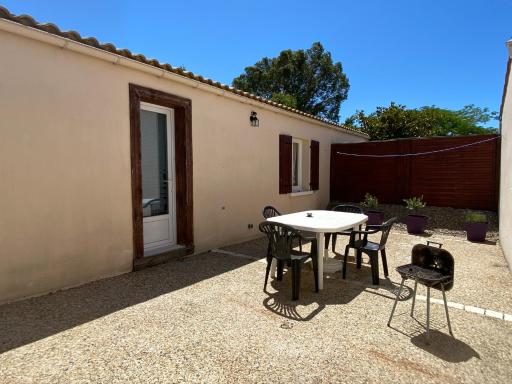 MAISON *** AVEC COUR 3KM PLAGE ET LA ROCHELLE - Housity