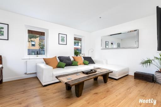 Elephant Court - Comfortable, spacious house with parking - Housity