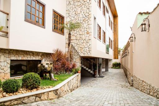 ESPAÇO 250 - Apto mobiliado, 3 quartos, sendo uma suíte, banheiro social, cozinha completa, sala de estar, ar condicionado, tv e internet - Housity