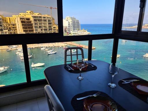 Spinola Bay Sea Front Apt 6 - Housity