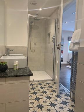 Upstairs at 33 - Self check in boutique accommodation in Worcester Centre - Housity