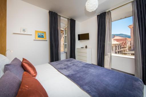 Tony's Place - Housity