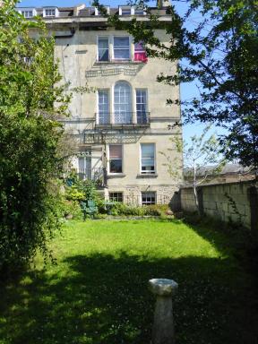 Central Georgian Garden Flat with Free Parking - Housity