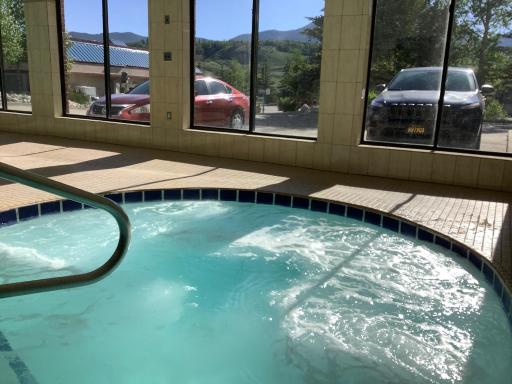 Luxury Inn & Suites - Housity