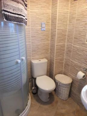 Double bedroom sleeps 1 or 2 with back garden view - Housity