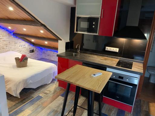 Small Studio Inside a Penthouse on the Border - Housity