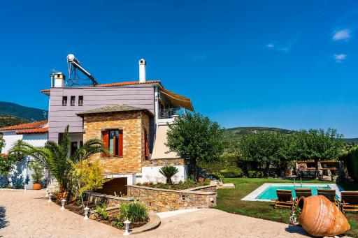 Chariklia's House with private pool - Housity