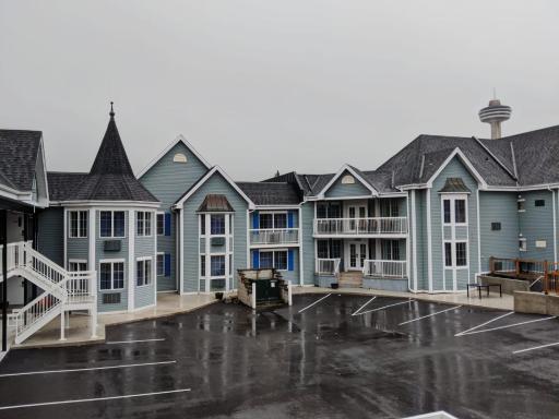 Falls Lodge & Suites - Housity