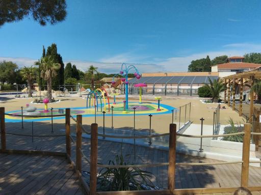Mobil home à 100 m des plages dans camping 4 étoiles avec vue sur la montagne - Housity