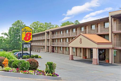 Super 8 by Wyndham Laurel - Housity