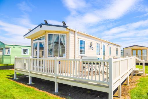Big Skies Platinum Plus Holiday Home with Wifi, Netflix, Dishwasher, Decking - Housity
