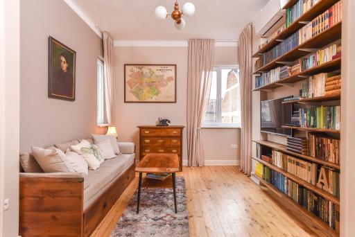 Chez Marie ~ Cozy One-Bedroom with Balcony - Housity