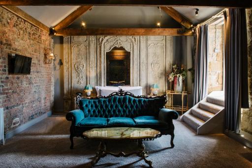 Le Petit Chateau & William de Percy - Housity