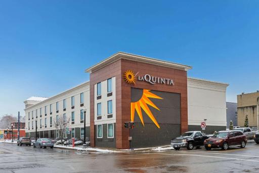 La Quinta by Wyndham Jamestown - Housity