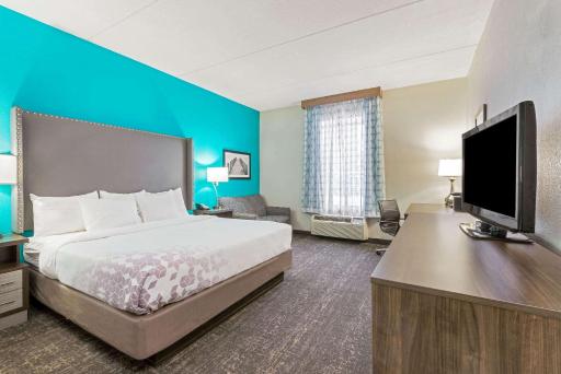La Quinta by Wyndham Jamestown - Housity