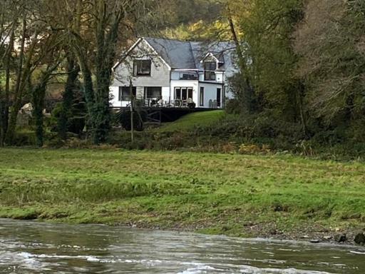 Riverside Stay - Housity