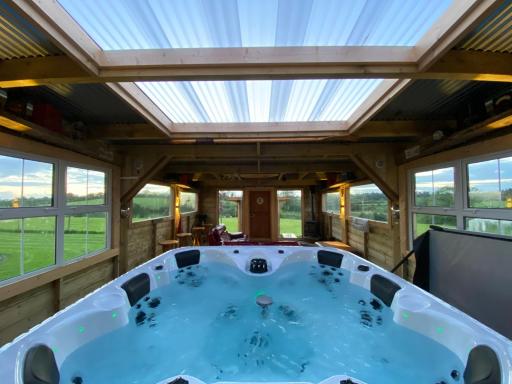 Sleeps 12 Hot Tub Sauna Cinema Pets Welcome - Housity