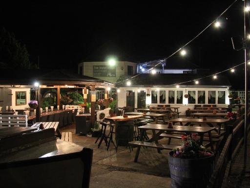 The WatersEdge, Canal Cottages - Housity