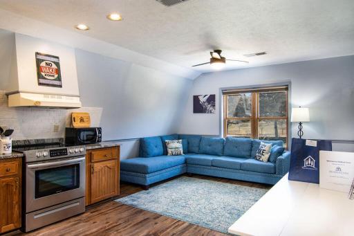 No Wake Zone Suite Right on Lake Tablerock just steps to the shore - Housity