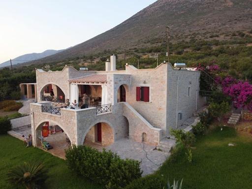 Sophia Mina Green Villa - Housity