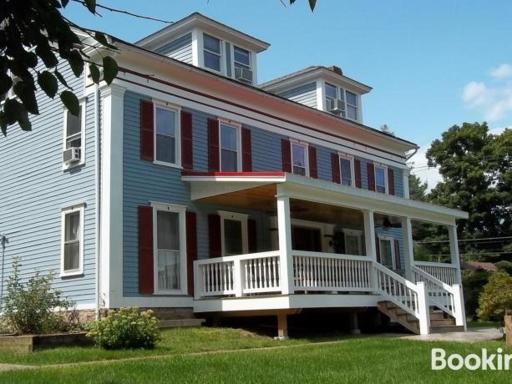 Tin Brook Bed & Breakfast - Housity