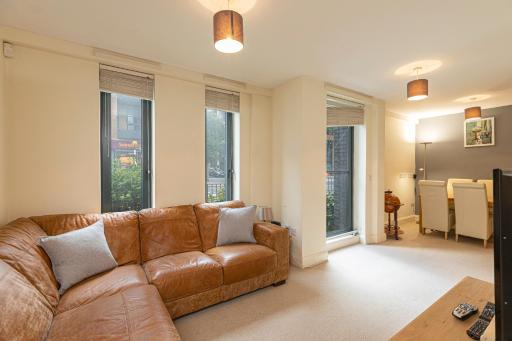 Modern 1-Bed Apartment In Southwark, South London - Housity