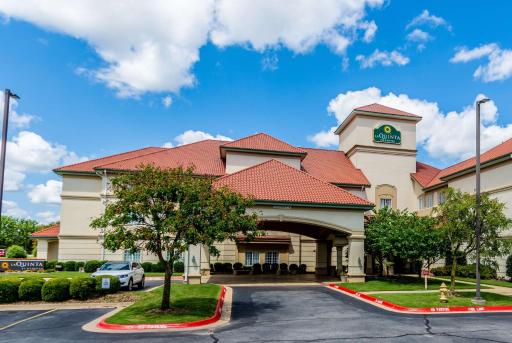 La Quinta by Wyndham Bentonville - Housity