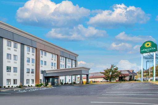 La Quinta Inn & Suites by Wyndham St Louis Hazelwood North - Housity