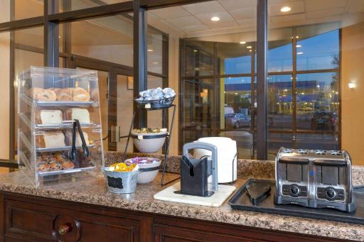 La Quinta by Wyndham Secaucus Meadowlands - Housity