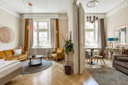 Danube Dream Home In The Absolute Center - Housity