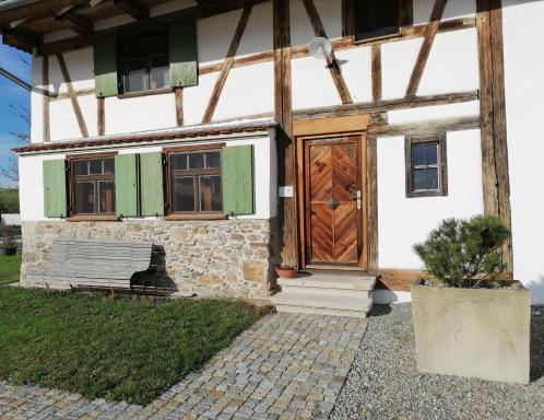 5Sterne Ferienwohnung im Fachwerk mit Bergblick in Alleinlage und großem Garten, Infrarotkabine - Housity