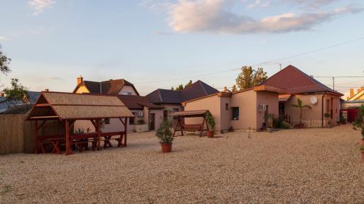 Ivanhoe Apartman - Housity