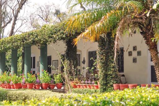 StayVista at Normandy House - Outdoor Sitting with Bathtub & Pool Table - Housity