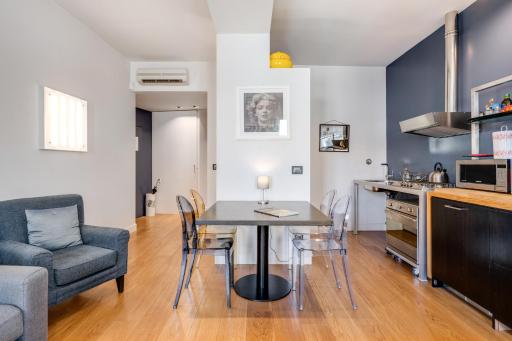 GuestHost - Piazza Santa Croce Design Apartment with Balcony - Housity