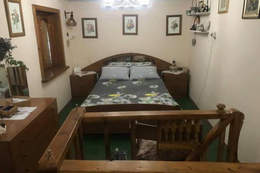 Uedinennyi domik na beregu dnepra - Housity