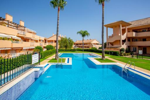 Beautiful Apartment with big terrace and access to 3 pools Elviria Marbella - Housity