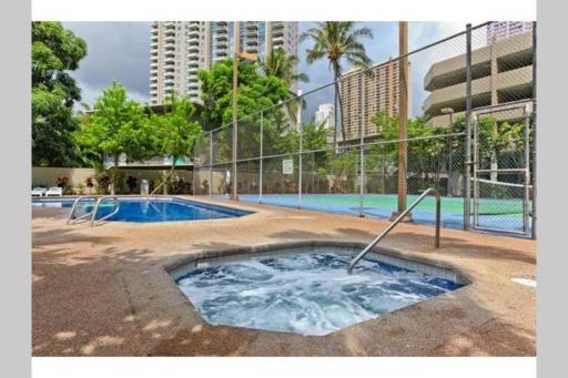 Spacious Studio w/ Parking, beach/mall/park - Housity