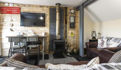 Holey Moley Lodge - 2 Bedroom - Llanteg - Pembrokeshire - Housity