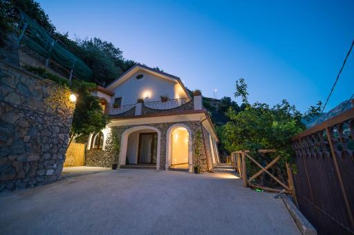 tra Sole e Limoni Apartments - Housity