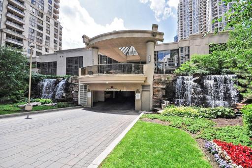 PlanURstay - Business Condo Near Square One - Housity