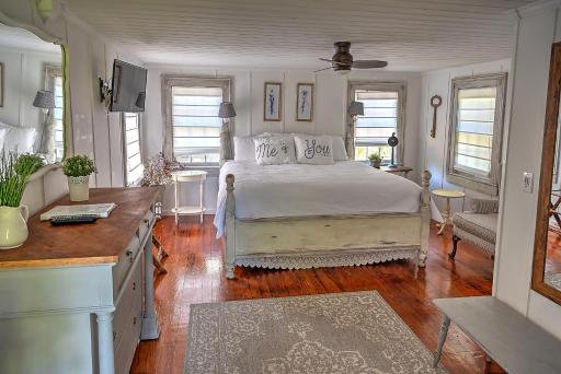 Open Gates Bed & Breakfast - Housity