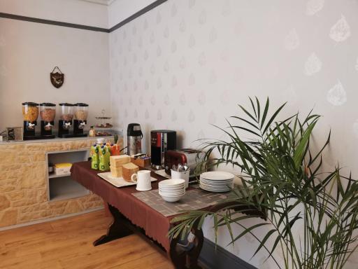 Adams Guest House - Housity