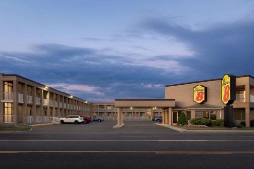 Super 8 by Wyndham Windsor/Dougall - Housity