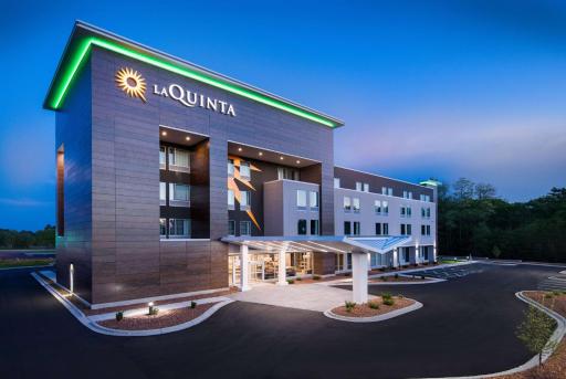 La Quinta Inn & Suites by Wyndham Wisconsin Dells- Lake Delton - Housity