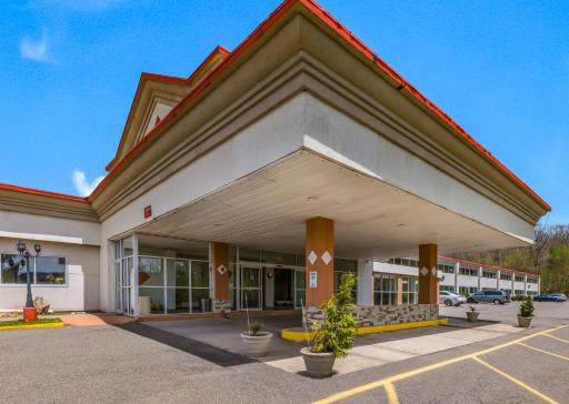 Red Carpet Inn & Suites - Housity