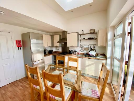 Basingstoke Townhouse Near Hospital - Housity