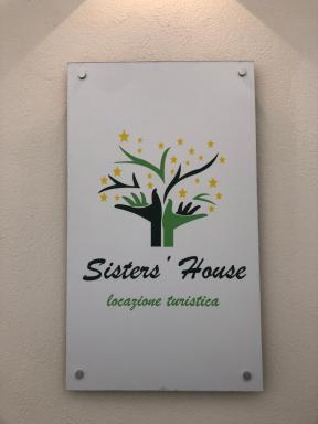 SISTERS' HOUSE - Housity