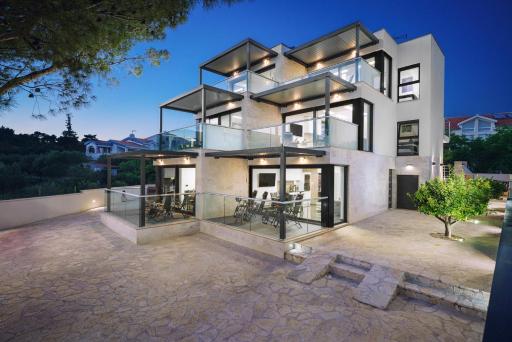 Alexandra Apartments - Housity