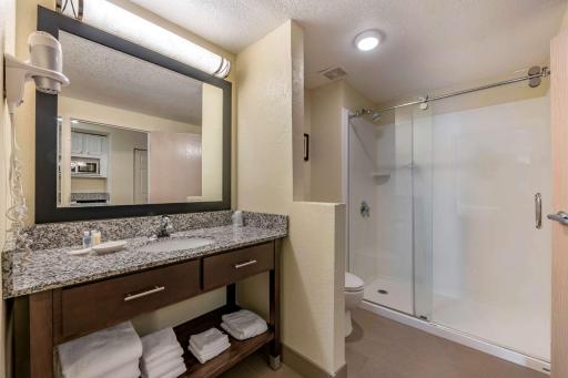 Comfort Suites Maingate East - Housity